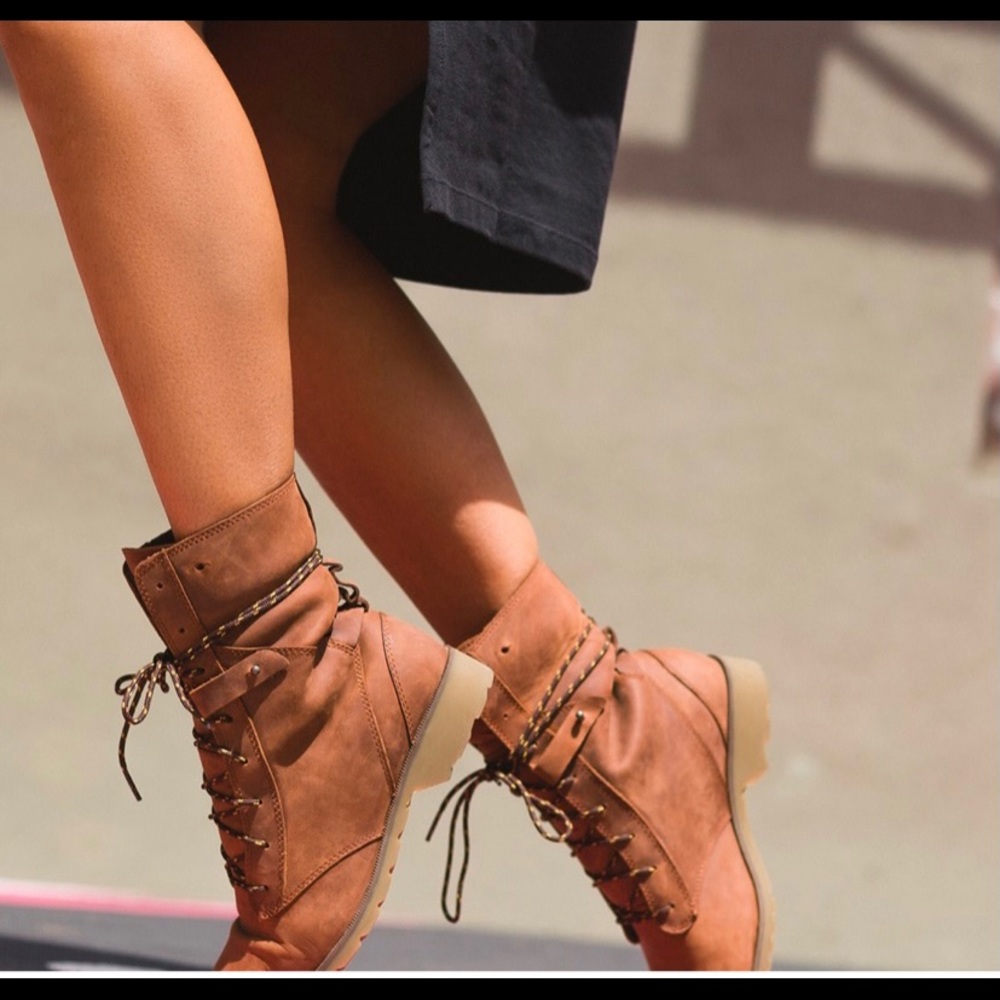Teva Women's Tan Lace-Up Leather Boots